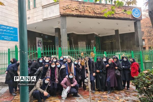بازدید دانش‌آموزان منطقه ۱۳ از موسسه لغت‌نامه دهخدا