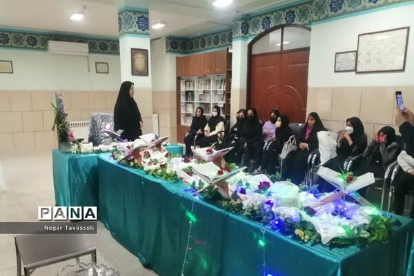 برگزاری مراسم آغاز هفته قرآن و عترت در آموزشگاه شاهد ۱۶ ، ناحیه ۴ شیراز