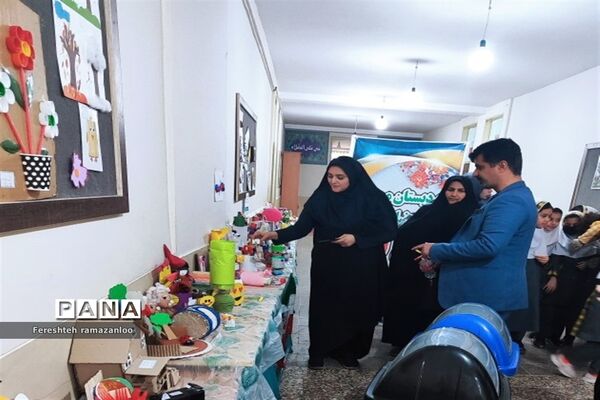 برپایی نمایشگاه دست سازه‌های دانش‌آموزان در دبستان مزرعه دختران صفادشت