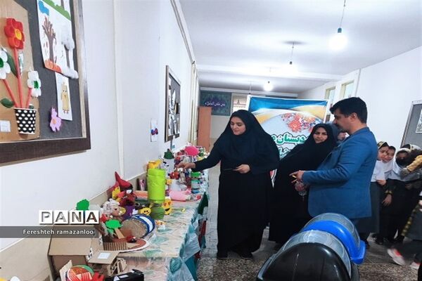 برپایی نمایشگاه دست سازه‌های دانش‌آموزان در دبستان مزرعه دختران صفادشت