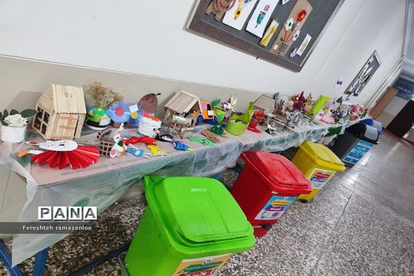 برپایی نمایشگاه دست سازه‌های دانش‌آموزان در دبستان مزرعه دختران صفادشت