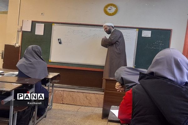 گفتمان دینی در دبیرستان وحدت منطقه ۱۳