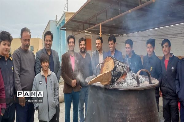 بازدید معاون پرورشی اداره‌کل آموزش و پرورش استان از دبیرستان شهید مطهری ابرکوه