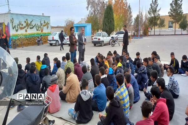 بازدید معاون پرورشی اداره‌کل آموزش و پرورش استان از دبیرستان شهید مطهری ابرکوه