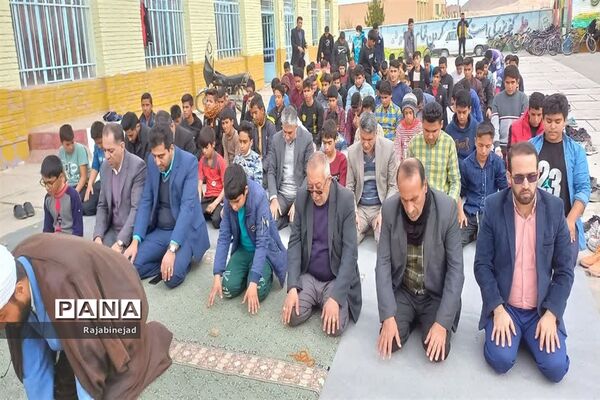 بازدید معاون پرورشی اداره‌کل آموزش و پرورش استان از دبیرستان شهید مطهری ابرکوه