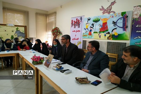 نشست مدیر سازمان دانش‌آموزی استان اصفهان با خبرنگاران خبرگزاری پانا و مجلس دانش‌آموزی شاهین شهر