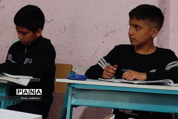 آموزش قرآن توسط رئیس سازمان تبلیغات اسلامی، در دبستان شهید فهمیده رودهن