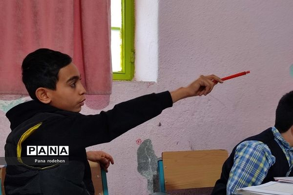 آموزش قرآن توسط رئیس سازمان تبلیغات اسلامی، در دبستان شهید فهمیده رودهن