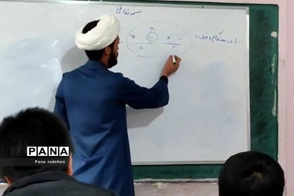 آموزش قرآن توسط رئیس سازمان تبلیغات اسلامی، در دبستان شهید فهمیده رودهن
