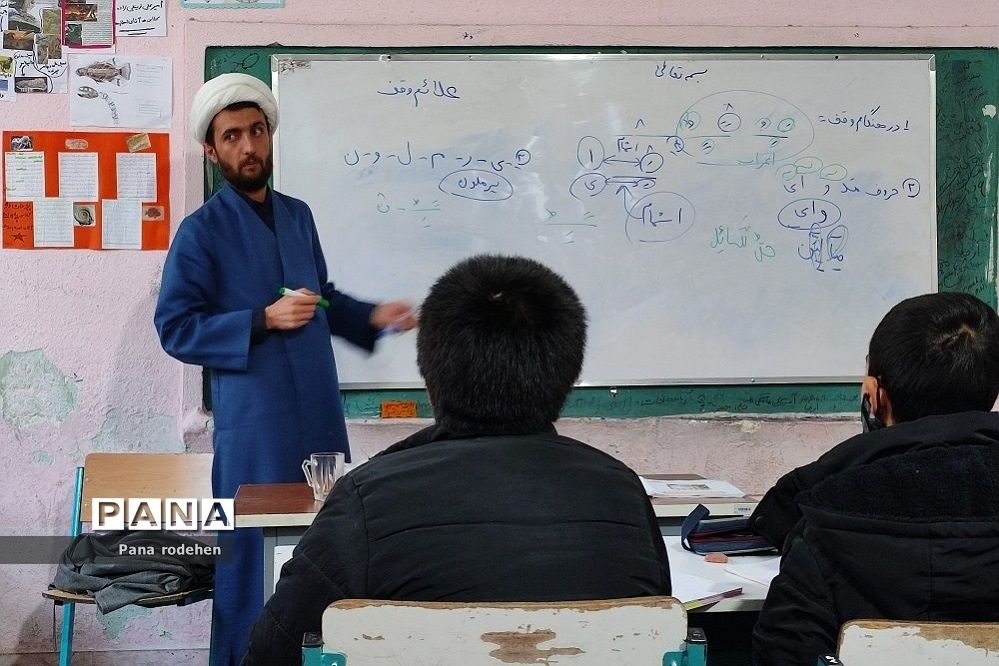 آموزش قرآن توسط رئیس سازمان تبلیغات اسلامی، در دبستان شهید فهمیده رودهن