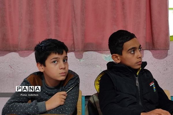 آموزش قرآن توسط رئیس سازمان تبلیغات اسلامی، در دبستان شهید فهمیده رودهن