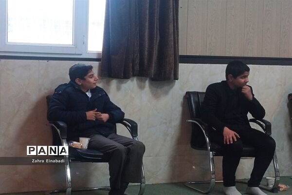 نشست  مداحان دانش‌آموز با امام جمعه شهرستان ملارد