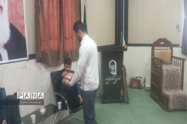 نشست  مداحان دانش‌آموز با امام جمعه شهرستان ملارد
