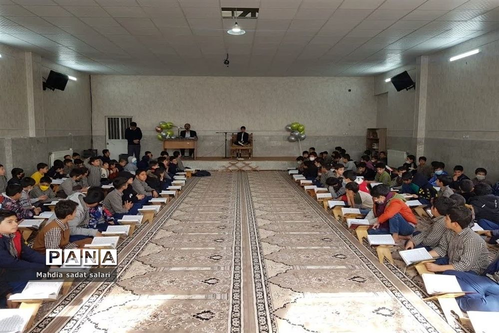محفل انس با قرآن در دبستان پسرانهٔ پاسداران ناحیه یک  یزد