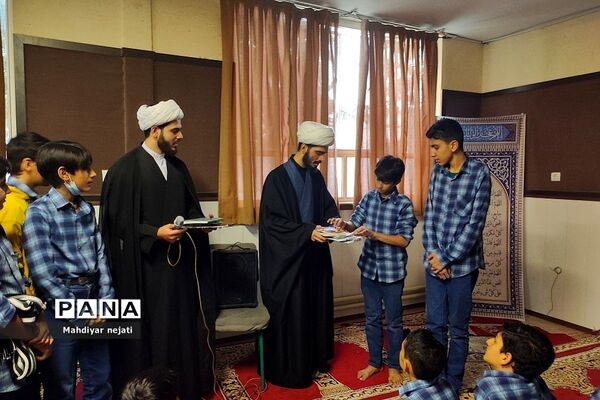 نشست بصیرتی و آموزشی ویژه دهه فاطمیه در مدرسه شهید بهشتی رودهن