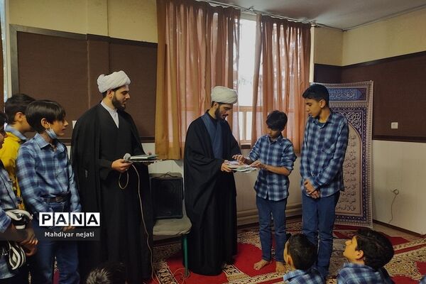 نشست بصیرتی و آموزشی ویژه دهه فاطمیه در مدرسه شهید بهشتی رودهن