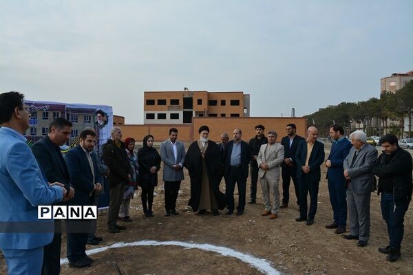 آیین کلنگ‌زنی مدرسه خیرساز ۶ کلاسه در منطقه بهارستان 2