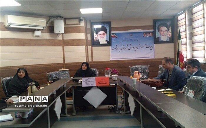 جلسه توانمندسازی مشاوران و شناسایی آسیب‌های موجود در مدارس، در پاکدشت