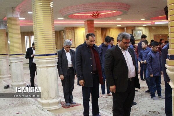 پیوند مسجد و مدرسه و برگزاری نماز جماعت به‌مناسبت هفته قرآن و عترت در حسینیه اعظم زنجان