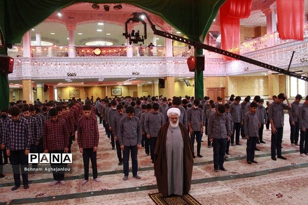 پیوند مسجد و مدرسه و برگزاری نماز جماعت به‌مناسبت هفته قرآن و عترت در حسینیه اعظم زنجان