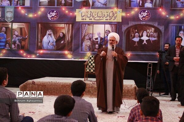 پیوند مسجد و مدرسه و برگزاری نماز جماعت به‌مناسبت هفته قرآن و عترت در حسینیه اعظم زنجان