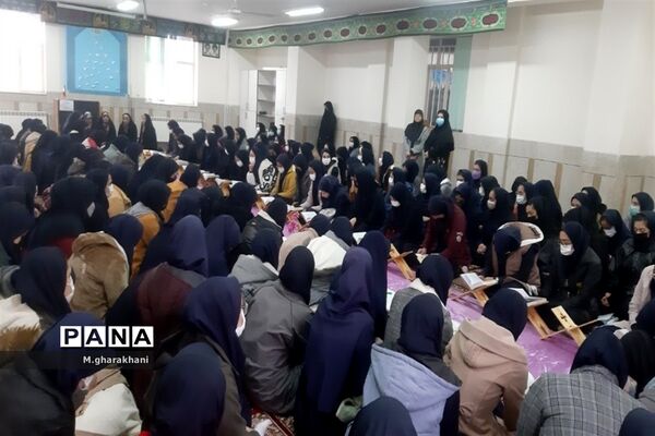 برگزاری محفل انس با قرآن در دبیرستان مکتبی شهر بن
