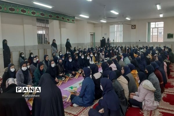 برگزاری محفل انس با قرآن در دبیرستان مکتبی شهر بن