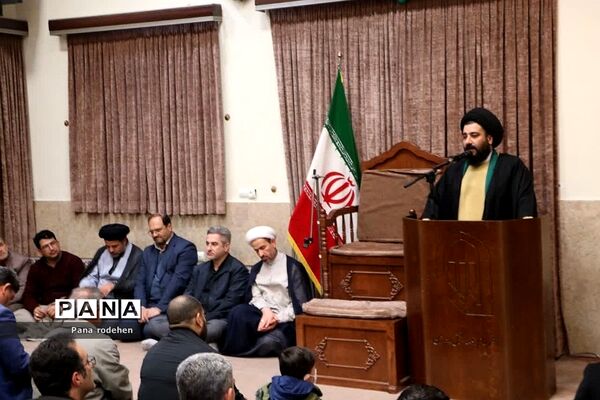 نشست صمیمانه مسئولان با فعالان‌فرهنگی رودهن در دفتر امام جمعه رودهن