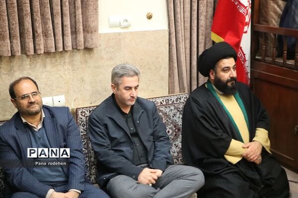 نشست صمیمانه مسئولان با فعالان‌فرهنگی رودهن در دفتر امام جمعه رودهن