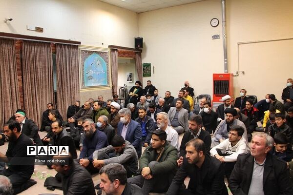 نشست صمیمانه مسئولان با فعالان‌فرهنگی رودهن در دفتر امام جمعه رودهن