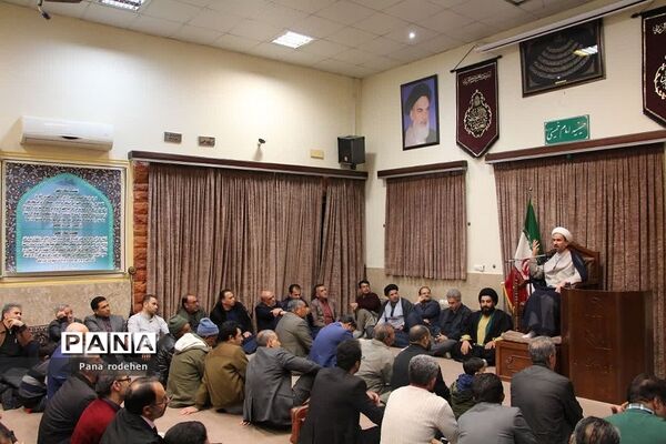 نشست صمیمانه مسئولان با فعالان‌فرهنگی رودهن در دفتر امام جمعه رودهن