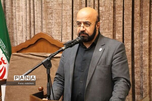 نشست صمیمانه مسئولان با فعالان‌فرهنگی رودهن در دفتر امام جمعه رودهن