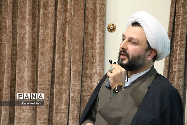 نشست صمیمانه مسئولان با فعالان‌فرهنگی رودهن در دفتر امام جمعه رودهن