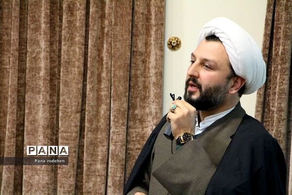 نشست صمیمانه مسئولان با فعالان‌فرهنگی رودهن در دفتر امام جمعه رودهن