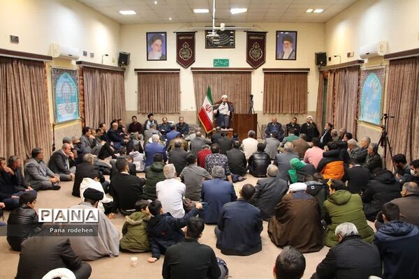 نشست صمیمانه مسئولان با فعالان‌فرهنگی رودهن در دفتر امام جمعه رودهن