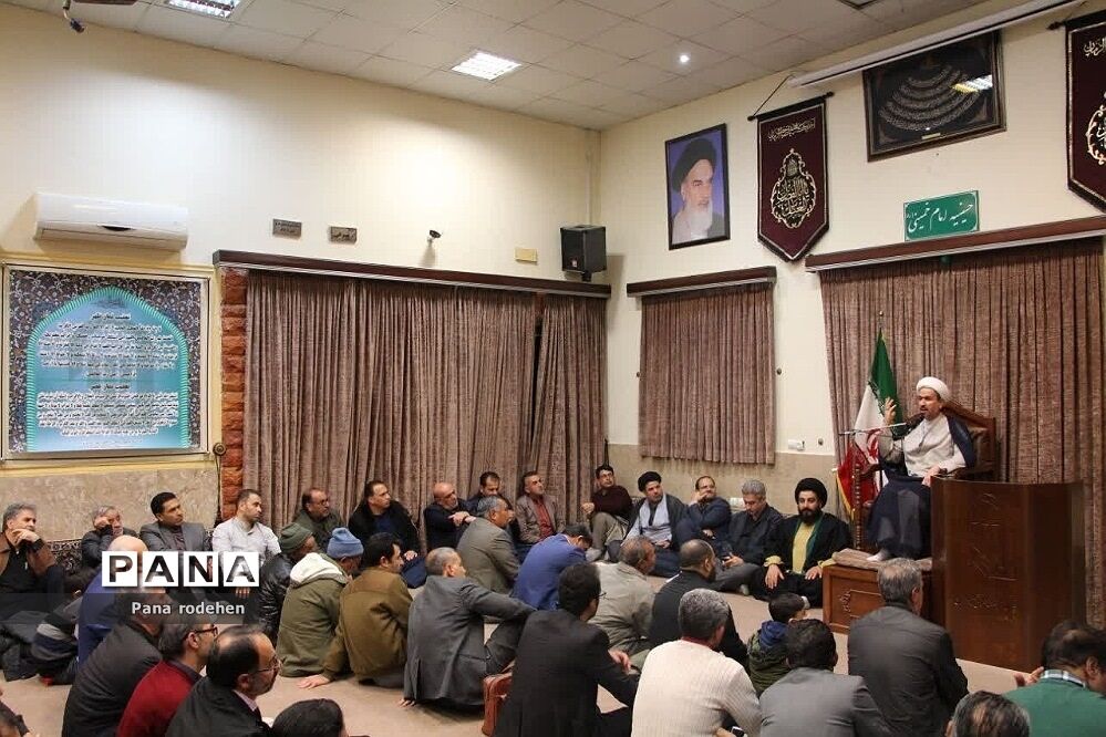 نشست صمیمانه مسئولان با فعالان‌فرهنگی رودهن در دفتر امام جمعه رودهن
