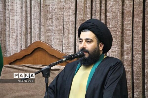 نشست صمیمانه مسئولان با فعالان‌فرهنگی رودهن در دفتر امام جمعه رودهن