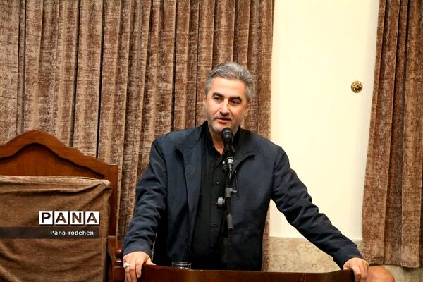 نشست صمیمانه مسئولان با فعالان‌فرهنگی رودهن در دفتر امام جمعه رودهن