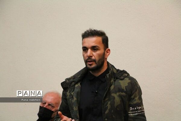 نشست صمیمانه مسئولان با فعالان‌فرهنگی رودهن در دفتر امام جمعه رودهن