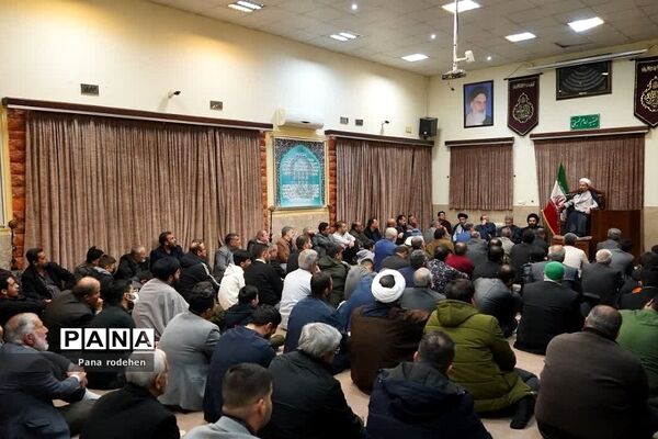 نشست صمیمانه مسئولان با فعالان‌فرهنگی رودهن در دفتر امام جمعه رودهن