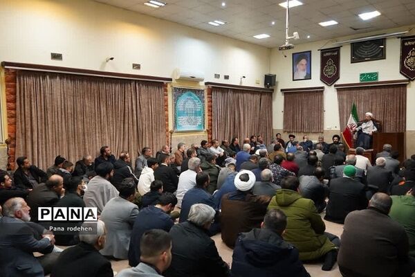 نشست صمیمانه مسئولان با فعالان‌فرهنگی رودهن در دفتر امام جمعه رودهن