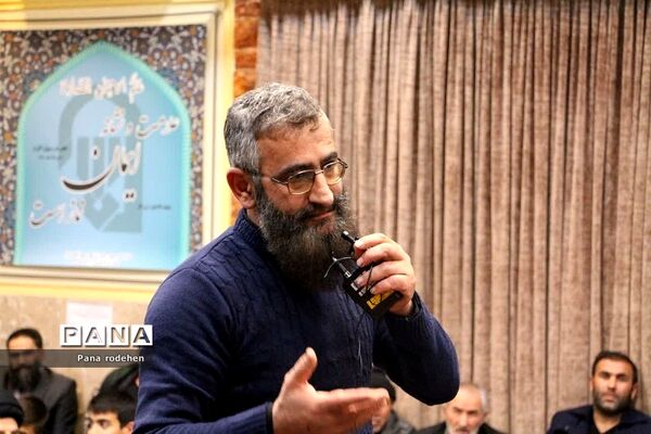 نشست صمیمانه مسئولان با فعالان‌فرهنگی رودهن در دفتر امام جمعه رودهن
