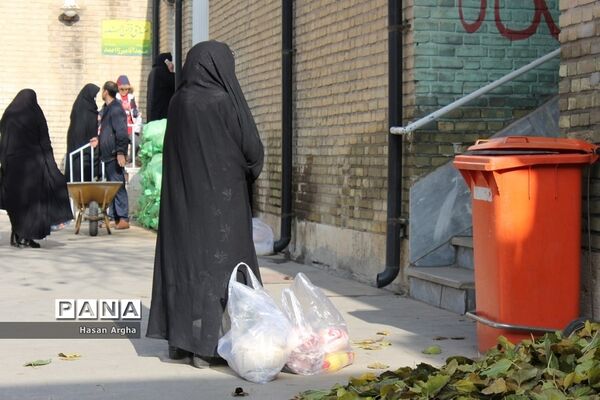 توزیع بسته‌های مواد غذایی در بین خانواده‌های تحت پوشش صندوق امداد اهل بیت(ع)
