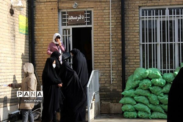 توزیع بسته‌های مواد غذایی در بین خانواده‌های تحت پوشش صندوق امداد اهل بیت(ع)