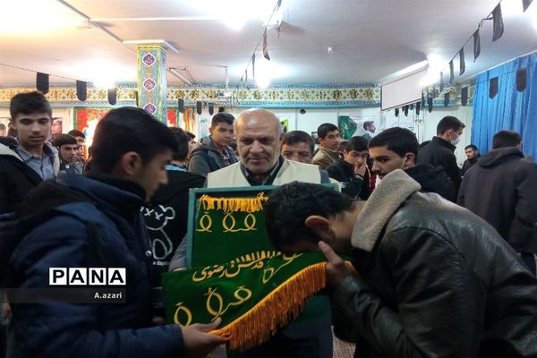 سایه پرچم متبرک حرم رضوی بر سر دانش‌آموزان دبیرستان معارف شهرکرد