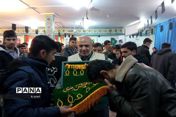 سایه پرچم متبرک حرم رضوی بر سر دانش‌آموزان دبیرستان معارف شهرکرد