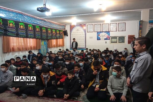 سایه پرچم متبرک حرم رضوی بر سر دانش‌آموزان دبیرستان معارف شهرکرد
