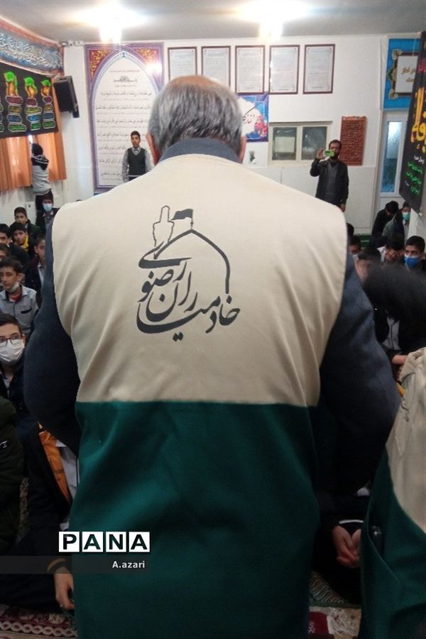 سایه پرچم متبرک حرم رضوی بر سر دانش‌آموزان دبیرستان معارف شهرکرد