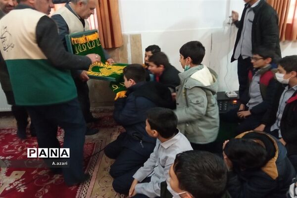 سایه پرچم متبرک حرم رضوی بر سر دانش‌آموزان دبیرستان معارف شهرکرد