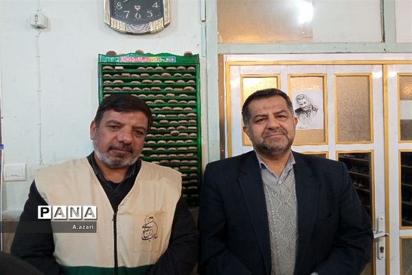 سایه پرچم متبرک حرم رضوی بر سر دانش‌آموزان دبیرستان معارف شهرکرد